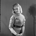 Sabrina 5 Jan 1955 with brooch