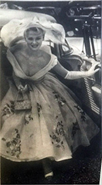 Sabrina steps from her car at Ascot 1957
